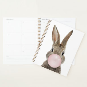 Lapin soufflant du chewing-gum rose