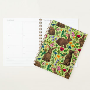 Lapins et fleurs sauvages sur le vert miel