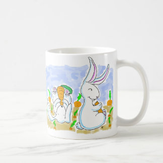 Lapins et tasse de carottes