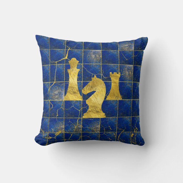 Lapislazuli-Schachbrett-und Goldschach-Stücke Kissen (Vorderseite)
