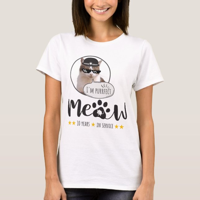 Larry Cat 10 Jahre im Dienst Funny Cat Meme T-Shirt (Vorderseite)