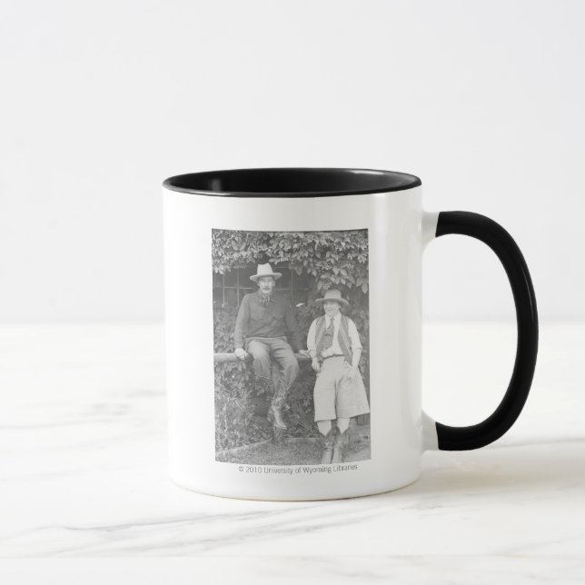 Larry Larom und eine Frauenaufstellung Tasse (Rechts)