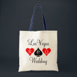 Las Vegas Hochzeitstasche mit Spielkarte Anzug Tragetasche<br><div class="desc">Personalisierte Las Vegas Hochzeitstasche mit Spielkarte Anzug. Ace of spades Poker Hochzeitstasche mit König und Königin von Herzen. Personalisierbarer Monogramm-Brief für Braut und Bräutigam. Niedliche Idee für Brautmädchen,  Blume Mädchen,  Trauzeugin etc. Bridal / Bachelorette Zubehör.</div>