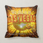 Las Vegas & Mrs. Wedding Keepake Kissen<br><div class="desc">Stilvoll, glitzernd, Imitate ausgelassen und glitzernd, dieses moderne Las Vegas Wurfkissen hat einen trendigen Hipster Designer-Look. Passende Einladungen und andere Produkte verfügbar. Für Fragen/Anfragen per E-Mail:cheryl@cheryldanielsart.com. "Las Vegas Lights" Originaldesign von Cheryl Daniels © 2014.NACHRICHT: Dieses Kissen enthält keinen "echten" Glitzer, sondern nur Kunstwerke, die wie Glitzer aussehen.</div>