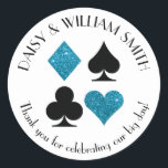 Las Vegas Theme Custom Text Malibu Blue Glitzer Runder Aufkleber<br><div class="desc">Imitate türkisblauer Glitzer und Anzüge mit schwarzer Karte sind durch einen anpassbaren Text umgeben,  der diese runden Aufkleber perfekt für alle Arten von Projekten und Anlässen macht. Verwenden Sie sie,  um Lieblinge für Hochzeitsgäste,  nahe Umschläge und mehr zu kennzeichnen.</div>