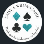 Las Vegas Theme Custom Text Sticker Aquamarin Glit<br><div class="desc">Imitate aquamarine Glitzer- und Black-Card-Anzüge sind durch eine anpassbare Textumgebung umgeben,  die diese Rundaufkleber perfekt für alle Arten von Projekten und Anlässen macht. Verwenden Sie sie,  um Lieblinge für Hochzeitsgäste,  nahe Umschläge und mehr zu kennzeichnen.</div>