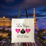 Las- Vegasthemahochzeits-Taschentaschen für Tragetasche<br><div class="desc">Personalisierte Las- Vegasthemahochzeits-Taschentasche mit Spielkarte-Anzügen. Neonrosa und Herzen und schwarzer Spaten. Karoass Pokerhochzeits-Taschentasche mit König und Königin der Herzen. Personalizable Monogrammbuchstabe für Braut und Bräutigam. Niedliche Idee für Teambraut,  Brautjungfern,  Blumenmädchen,  Trauzeugin,  Mutter der Braut etc. mit Monogramm Braut-/Junggeselinnen-Abschiedszusätze. Auch nett als Bevorzugungstasche für Gäste.</div>