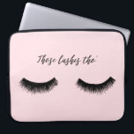 Lash-Chat - Diese Lashes Tha Laptopschutzhülle<br><div class="desc">Lash Chat II von Alicia Ludwig. Der Begriff "The Lashes Tho'" wird in schwarzen Strichen mit einem rosa Hintergrund dargestellt.</div>