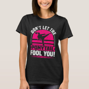 Lass den Ponyschwanz-Narr, du Funny Karate Girl T-Shirt