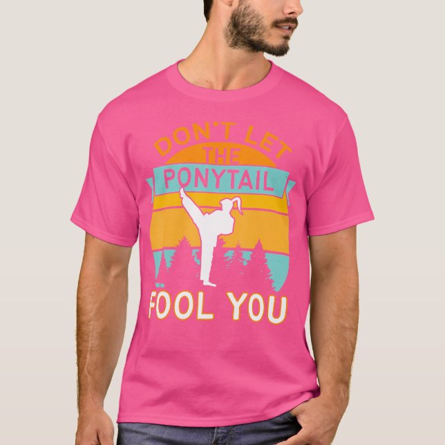 Lass den Ponyschwanzfool You Funny Karate Girl T-Shirt (Vorderseite)