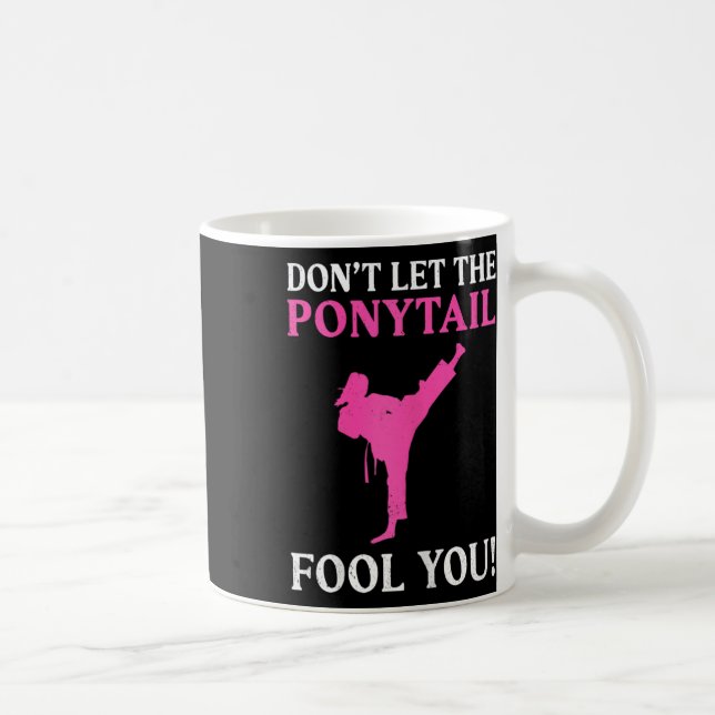 Lass dich nicht vom Pferdeschwanz täuschen Karate  Kaffeetasse (Rechts)