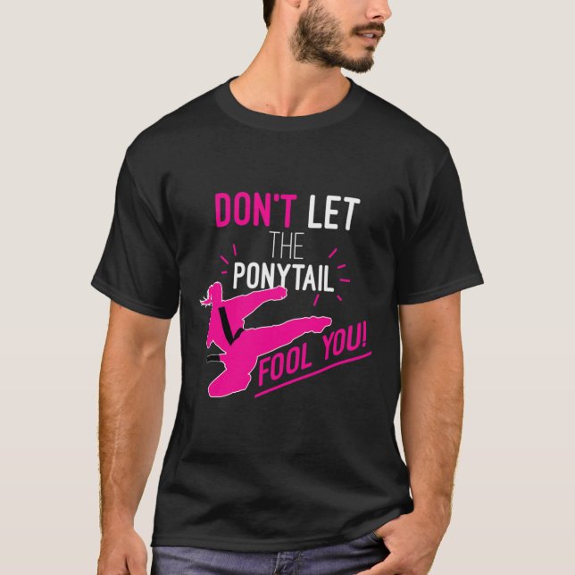 Lass dich nicht vom Pferdeschwanz täuschen Karate- T-Shirt (Vorderseite)