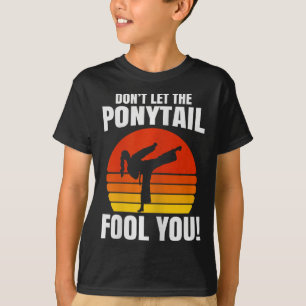 Lass Dich Nicht Vom Pferdeschwanz Täuschen Karate T-Shirt