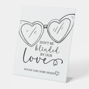 Lass dich nicht von unserer Liebe blenden, Sunglas Sockelschild