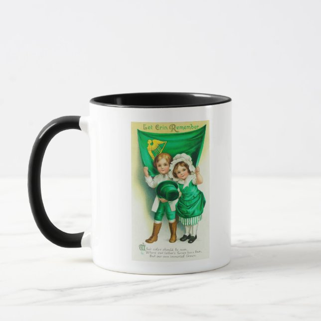 Lass Erin Remember Couple mit einer Flagge Tasse (Links)