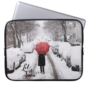 Lass es Schnee roten Schirm.   Winterlandschaft Laptopschutzhülle