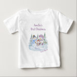 Lass es Snow Happy Snowman Girl's First Christmas Baby T-shirt<br><div class="desc">Niedliche personalisierte Weihnachtsabende für die ersten Weihnachten. Dieses niedliche Aquarell-Design wird mit "let it snow" geleumt und besticht durch eine glückliche Familie von Schneemännern und Weihnachtsbäumen. Die Vorlage ist für Sie bereit,  um die übrigen Formulierungen zu personalisieren.</div>