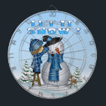 Lass es Snowman Dart Board Dartscheibe<br><div class="desc">Let It Snow Snowman Dart Board verfügt über eine Schneeszene Hintergrund mit fallendem Schnee, schneebedeckten Kiefern, ein Kind auf einem Hocker, das die letzten Touchs auf seinen Schneemann. Das Kind ist blau gekleidet und der Schneemann hat einen blauen Schal und einen schwarzen Top Hut. Von den Kiefern sieht ein Rentier....</div>