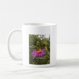 Lass Hope Treten Hübsche Lila Gold Blume auf Kaffeetasse
