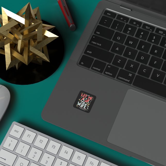 Lass mir, meine Ehefrau Fragen. Spaß Quadratischer Aufkleber (Von Creator hochgeladen)