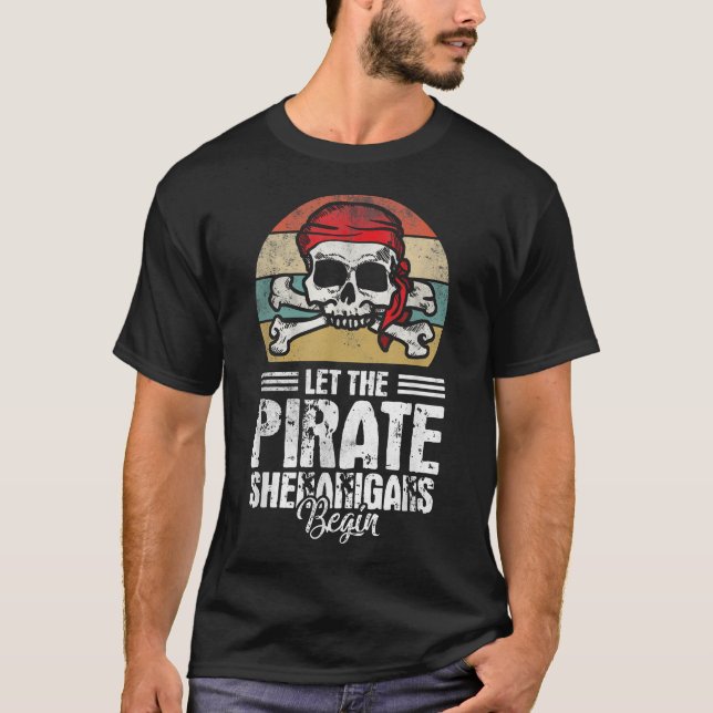 Lass the Pirate Shenanigans Begin Skull Pirate T-Shirt (Vorderseite)