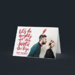 Lass uns naughty Red Hand Lettered Funny Holiday s Feiertagskarte<br><div class="desc">Mit dieser modernen,  einzigartigen und lustigen Urlaubskarte mit dem roten,  handgeschriebenen Zitat "Sei ungezogen und rett dem Weihnachtsmann." überlagern. Diese Karte ist in anderen Farben erhältlich.</div>