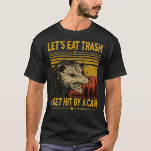 Lass&x27;s essen Mülleimer von einem Auto, das f T-Shirt