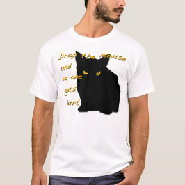Lassen Sie die Maus fallen! Schwarze Katze ist auf T-Shirt