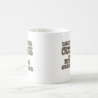 lassen Sie die Schokolade fallen und niemand Kaffeetasse