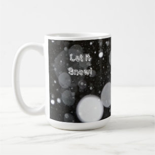 Lassen Sie es auf einem schneebedeckten Hintergrun Kaffeetasse
