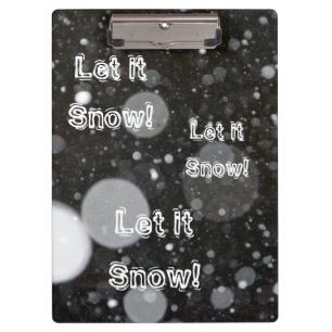 Lassen Sie es auf einem schneebedeckten Hintergrun Klemmbrett