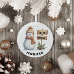 Lassen Sie es schnee gemütlichen Winter Snowman In Ornament Aus Glas<br><div class="desc">Genießen Sie den Zauber des Winters mit unserem zauberhaften Weihnachtsschmuck! Mit einem bezaubernden Schneemann, der in einem gemütlichen Hut und Schal gekleidet ist, bringt Ihnen dieses bezaubernde Stück ein Lächeln ins Gesicht. Neben ihm steht ein bezauberndes Schild, das "Let it Snow" sagt, umgeben von üppig immergrünen Ästen und einem rustikalen...</div>