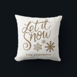 Lassen Sie es Schnee Weihnachten Weihnachtsdekor T Kissen<br><div class="desc">Weiß mit Gold Let it Schnee Weihnachten personalisierten werfen Kissen. Ideal,  um Ihre Zuhause-Urlaubsstimmung zu unterstreichen.</div>