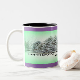 Lassen Sie es schneebedeckte Bäume grün glühen Win Zweifarbige Tasse