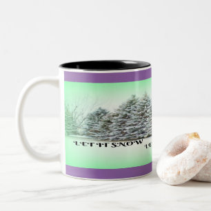 Lassen Sie es schneebedeckte Bäume grün glühen Win Zweifarbige Tasse