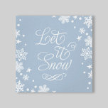 Lassen Sie es schneebedeckte blaue WinterschneeTyp Leinwanddruck<br><div class="desc">Das elegante Design der saisonalen Leinwand "Let it Snow" in einem wunderschönen,  weißen Drehbuch mit einer modernen Schneeflocke gemusterte Rahmen. Die dunkelblaue Hintergrundfarbe kann individuell an Ihre Urlaubsstimmung angepasst werden.</div>