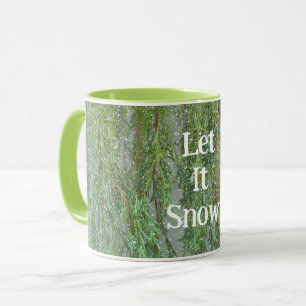 Lassen Sie es schneebedeckten grünen Zypressenbaum Tasse