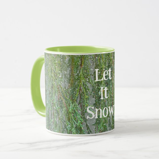 Lassen Sie es schneebedeckten grünen Zypressenbaum Tasse (Vorderseite Links)