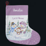Lassen Sie es schneien glücklichen Snowman Familie Großer Weihnachtsstrumpf<br><div class="desc">Personalisierter Weihnachts-Strumpf mit Let it Snow Snowman-Szene auf Lavendel und Schnee Hintergrund. Dieses niedliche Aquarell-Design besticht durch eine glückliche Familie von Schneemännern und Weihnachtsbäumen.</div>