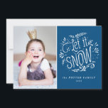 Lassen Sie es schneit | Christmas Blue Holiday Fot Feiertagskarte<br><div class="desc">Whimsikale Ferienwohnung mit moderner Kalligraphie und modernem gestreiftem Rücken. Diese individuell anpassbare Fotokarte ist Teil einer Urlaubssammlung "Let It Snow" - passende Artikel verfügbar.</div>