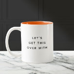 Lassen Sie uns das mit dem Niedlichen Trendangebot Zweifarbige Tasse<br><div class="desc">Trendy,  niedliche,  lustige Kaffee-Tasse Sprichwort "Lasst uns das überwinden" in moderner Typografie auf der zweifarbigen Kaffee-Tasse. Perfekt für die erschöpfte Mutter für den Muttertag oder ein lustiges Genussgeschenk! Die Einrichtung ist orange,  aber in vielen weiteren Farben erhältlich.</div>