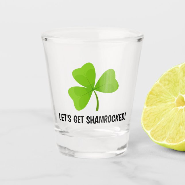 Lassen Sie uns ein schamrockenes grünes Kleeblatt  Schnapsglas (Vorderseite)