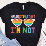 Lassen Sie uns eine Sache direkt bekommen, ich bin T-Shirt<br><div class="desc">Zeigen Sie der Welt,  dass Sie ein stolzes Mitglied der LGBTQ-Community sind,  mit diesem lustigen Gay Pride-Bewusstsein-T - Shirt,  der die Darstellung einer herzförmigen Sonnenbrille mit Regenbogenlinsen zeigt,  mit der Aufschrift "Lass uns eine Sache geradeaus machen,  ich bin nicht" in einem modernen All-Caps-Schriftart.</div>