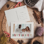 Lässige, farbenfrohe Feiertage verblasstes Foto Feiertagspostkarte<br><div class="desc">Dieser lässige, farbenfrohe Urlaub im Foto verblasste Postkarte ist perfekt für Ihren lustigen, kreativen, hellen Gruß. Es ist ein einzigartiger, spielerischer, moderner Schriftart in Rot, Boho Bräune und heller und dunkelgrüner Farbe, die für ein fröhliches, saisonales Ambiente sorgen. Wenn Sie Ihren Lieben den dunklen Winter mit niedlichem Feiertagsjubeln näher bringen...</div>
