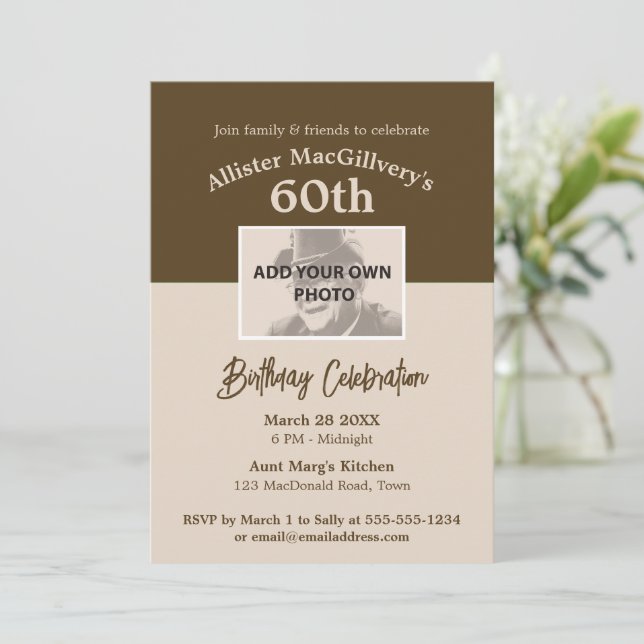 Lässiger 60. Geburtstag Einladung mit Foto - braun (Stehend Vorderseite)