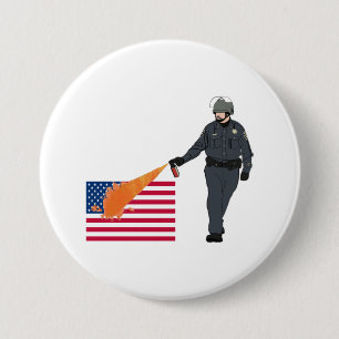 Lässiger Pfeffer-Spray-Polizist mit Flagge in der Button