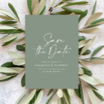Lässiges Drehbuch bei der Grünen Typografie Save The Date<br><div class="desc">Lässiges Skript dunkle khaki sage grüne Typografie Hochzeit speichern das Datum Ankündigung.</div>