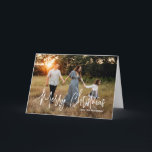 Lässiges Script Foto Modernes Weihnachten<br><div class="desc">Moderne Weihnachtskarte im Foto mit einem schlichten und minimalen Design mit dem Gruß "Frohe Weihnachten" in einem eleganten weißen Drehbuch zusammen mit Ihrem Familiennamen. Im Inneren befindet sich eine Foto-Collage,  die aus sechs quadratischen Bildern besteht.</div>