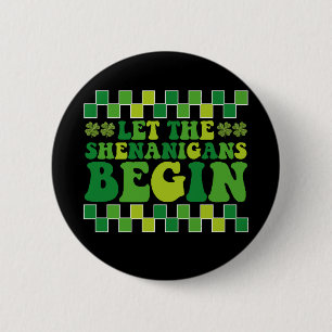 Lasst den Schabernack beginnen Irisch Groovy Retro Button