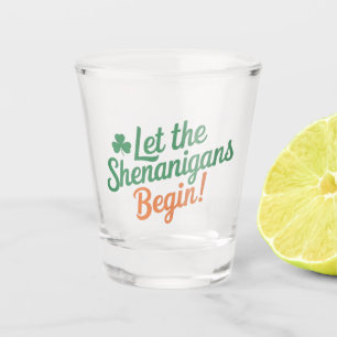 Lasst die Schelmereien beginnen Lustig Irish St Pa Schnapsglas